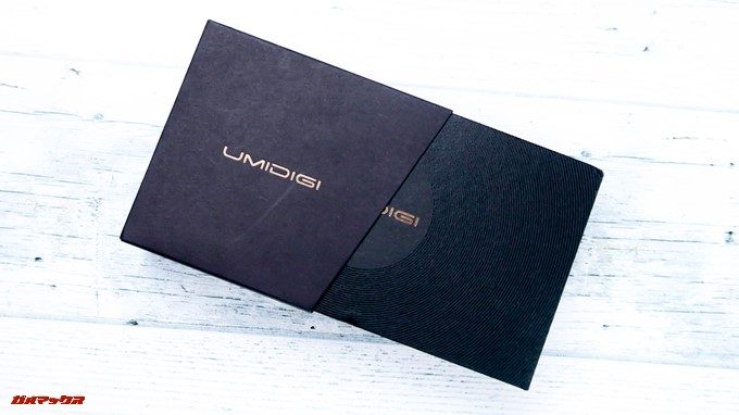 UMIDIGI A1 Proはブラックの箱に入って届きます。