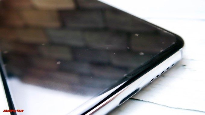 UMIDIGI A1 Proに付属の保護フィルムは貼り付け済みですが気泡が入っているのでキレイではありません