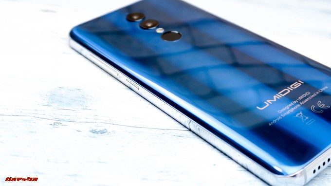 UMIDIGI A1 Proの本体はシルバーのサイドカラーもブルーカラーと相性が良いです。