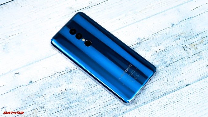 UMIDIGI A1 Proは背面のグラデーションが美しく、光の当たり具合で表情が変わります。