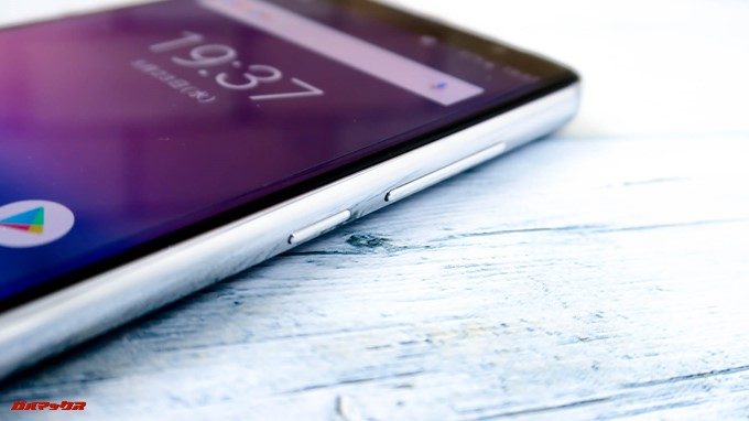 UMIDIGI A1 Proはディスプレイの右側に電源ボタンとボリュームボタンが備わっています。