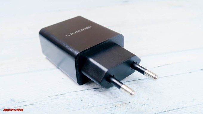 UMIDIGI A1 Proに付属の充電器は日本のプラグに挿せない形状です。