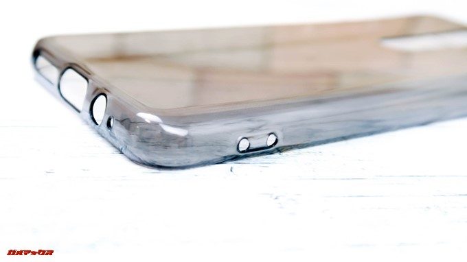 UMIDIGI A1 Proに付属する保護ケースの右サイドにはストラップホールが備わっています。