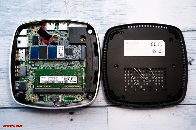 VORKE V5 Plusのマザーボードへは背面のビスを四本取り外すだけでアクセス可能です。