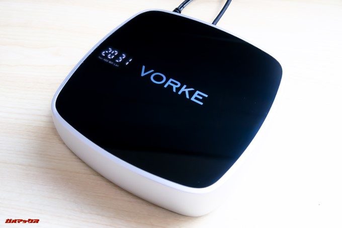VORKE V5 Plusは通電中、天板に時刻が表示されます。時間はWindowsと同期しているので設定する必要はありません。