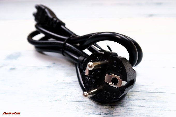 VORKE V5 Plusに付属している充電コードは日本のコンセントには挿すことが出来ない形状です。