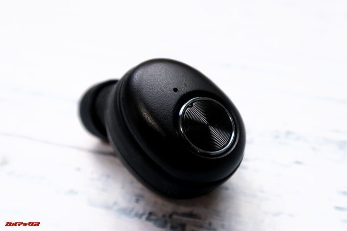 ZNT AirFits Iは背面のボタンにエッチング加工が施されています。