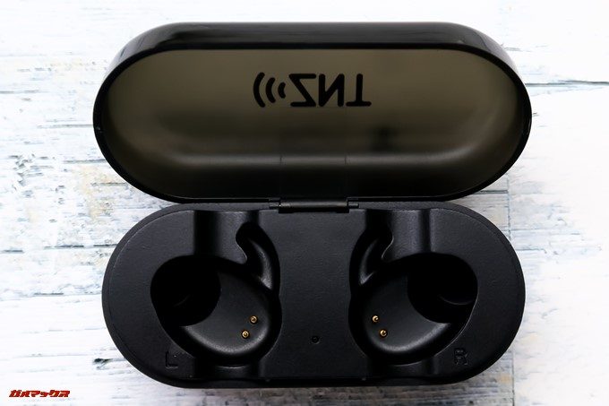 ZNT AirFits Iのケースには充電用の端子が備わっています。