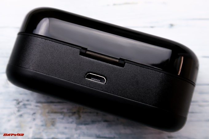 ZNT AirFits Iのケースの裏側には充電用のMicroUSB端子が備わっています。