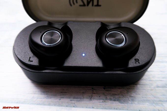 ZNT AirFits Iのケースにもインジケーターが備わっています。