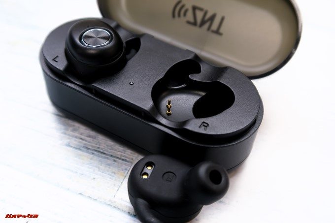 ZNT AirFits Iのケースとイヤホンは磁石でくっつきます。
