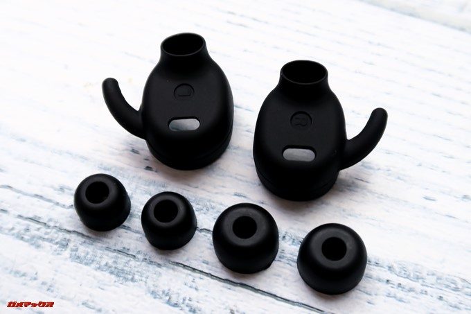 ZNT AirFits Iにはサイズの異なるイヤーピースとイヤーフックが入っています。