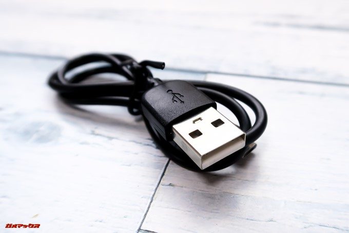 ZNT AirFits Iは充電用のMicroUSBケーブルが付属しています。