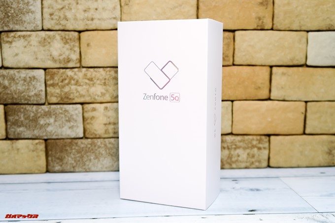 ZenFone 5Q/lite/Selfie（ZC600KL）の外箱は真っ白なパッケージです。