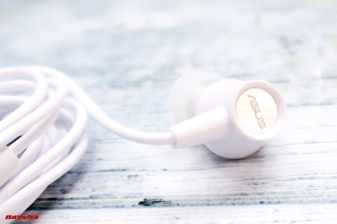 ZenFone 5Q/lite/Selfie（ZC600KL）にはASUS製のイヤホンが付属しています。