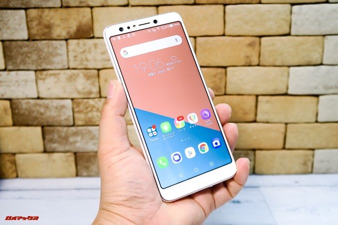 ZenFone 5Q/lite/Selfie（ZC600KL）は18:9ディスプレイを搭載しており横幅がスリムなので持ちやすいです。