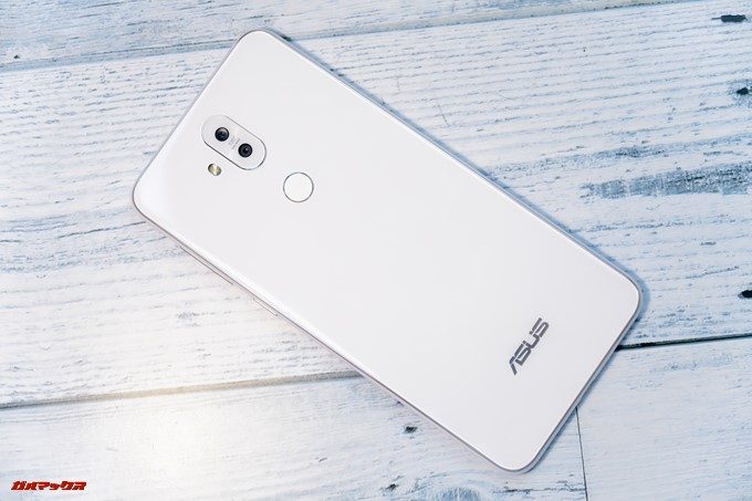 ZenFone 5Q/lite/Selfie（ZC600KL）の背面は光沢のある艷やかなボディーです。