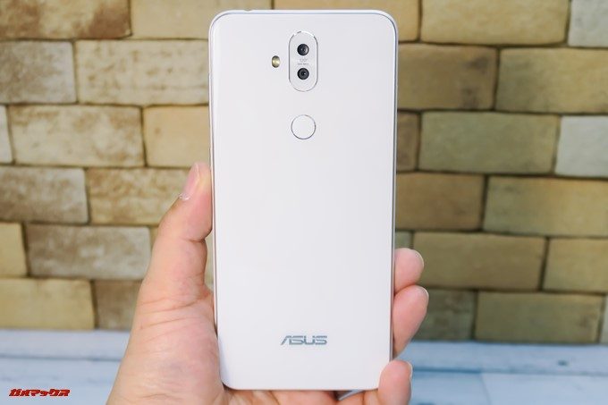 ZenFone 5Q/lite/Selfie（ZC600KL）の指紋認証ユニットは背面中央の上部に備わっています。