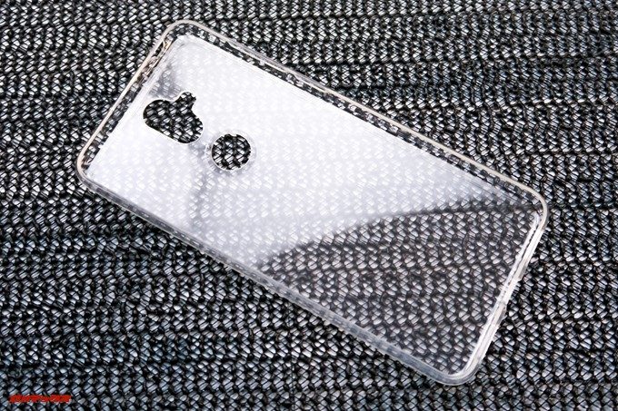 ZenFone 5Q/lite/Selfie（ZC600KL）にはソフトタイプのケースが付属しています。