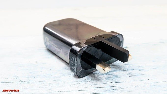 HTC U12+の海外版に付属している充電器は可日本のコンセントに挿すことの出来ない形状です。