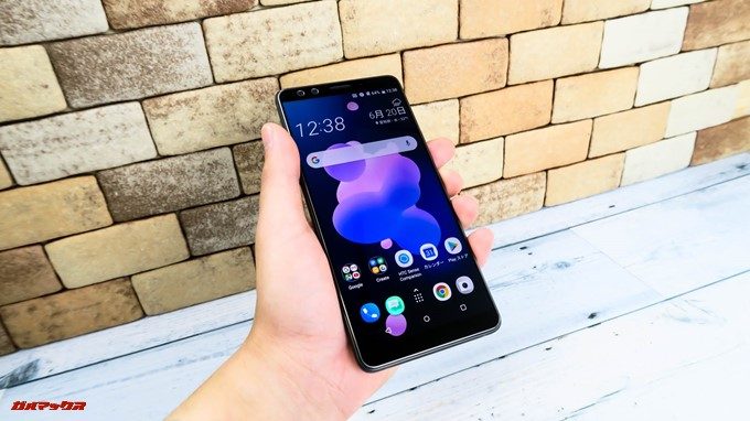 HTC U12+は6インチディスプレイを搭載。従来の5.2型クラスです。