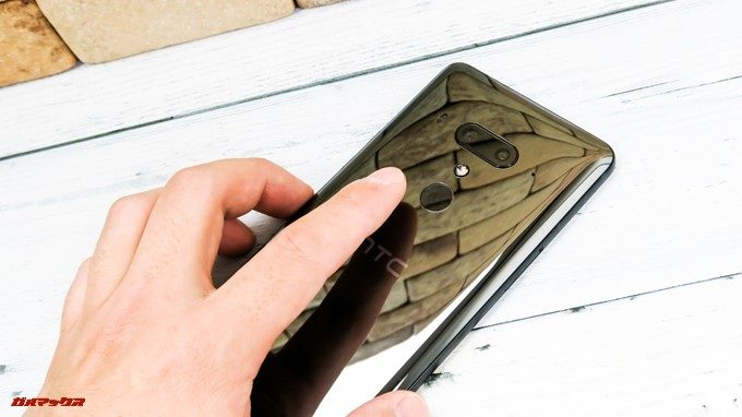 HTC U12+の指紋認証ユニットは背面に備わっています。