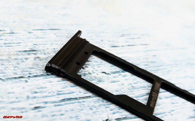 HTC U12+は防水仕様なのでSIMトレイにゴムパッキンが備わっています。