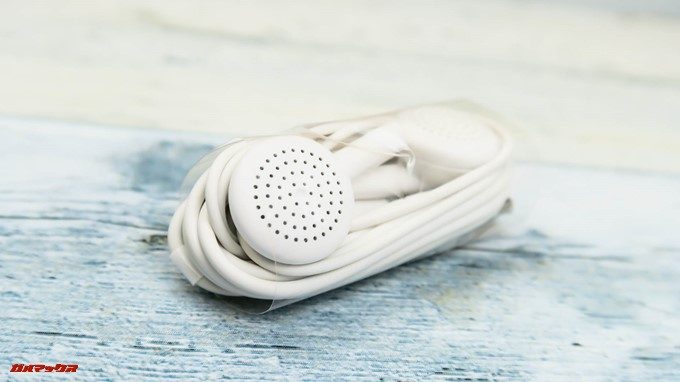 Huawei P20 liteにはイヤホンマイクも付属しています。