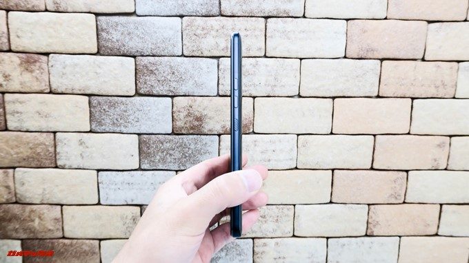 HTC U12+の厚みは8.7mm