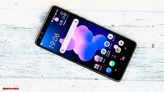 HTC U12+のディスプレイは切り欠けのないタイプです。