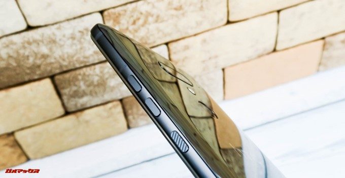 HTC U12+のカメラは殆ど出っ張っていません。