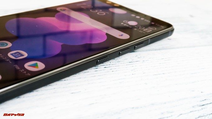 HTC U12+のボリュームボタンと電源ボタンは感圧式です。
