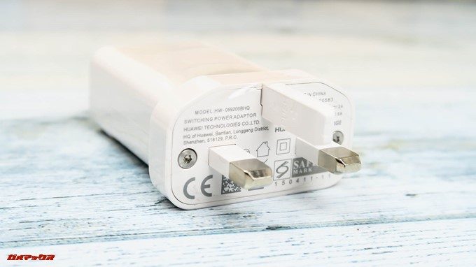 Huawei P20 liteの充電器プラグは日本のコンセントに挿すことの出来ない形状でした。