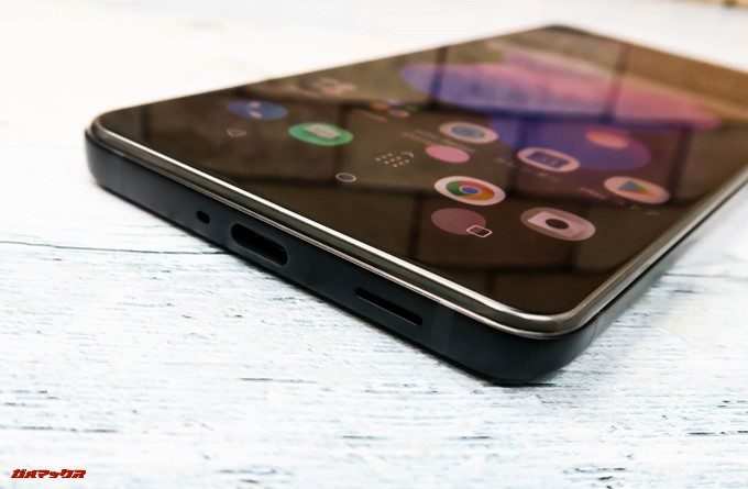 HTC U12+のそ子面にはUSB Type-C端子が備わっています。