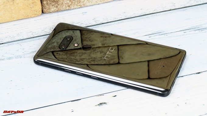 HTC U12+の背面は鏡のような美しい背面です。