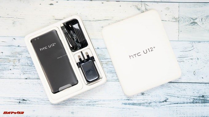 HTC U12+はお弁当箱タイプ