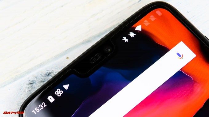 OnePlus 6は本体に保護フィルムが張り付いた状態で届きます。