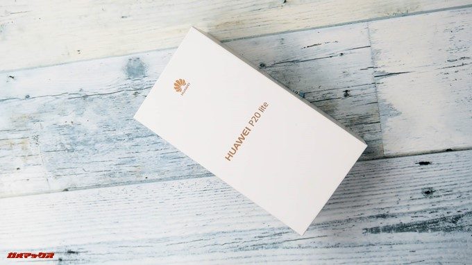 Huawei P20 liteは真っ白な箱にゴールドのロゴが入った箱に入っていました。