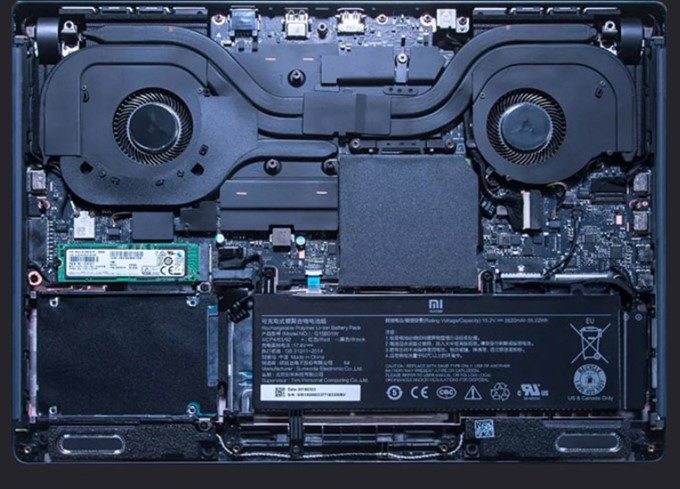 Xiaomi Mi Gamingは大型のファンを搭載しているので、マザーボードの半分はファンとなっています。