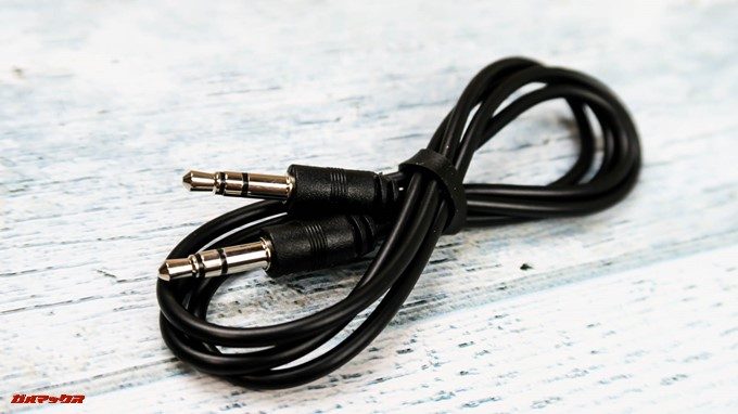 DOSS Sound Box XLには3.5mmオーディオケーブルが付属しています。イヤホンやヘッドホン端子と同じサイズなので様々な機器と接続出来ます。
