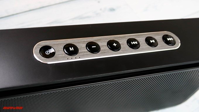 DOSS Sound Box XLの操作ボタンは物理ボタンでサイズが大きいので非常に操作性が良いです。