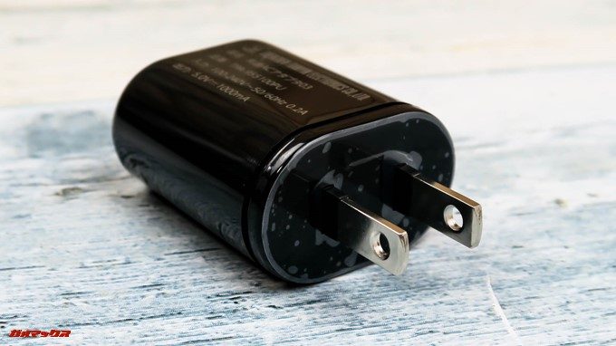 FLEAZ BEATに付属の充電器は日本のコンセントに直接挿し込めます。