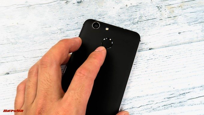 FLEAZ BEATの指紋認証は背面に備わっているタイプです。