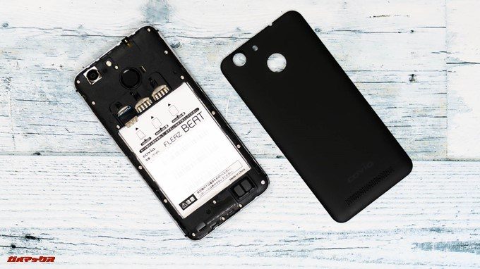 FLEAZ BEATはバックパネルを外してSIMスロットやバッテリーにアクセスするタイプです。