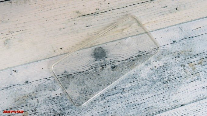 Huawei P20 liteには柔らかいタイプのケースも付属しています。