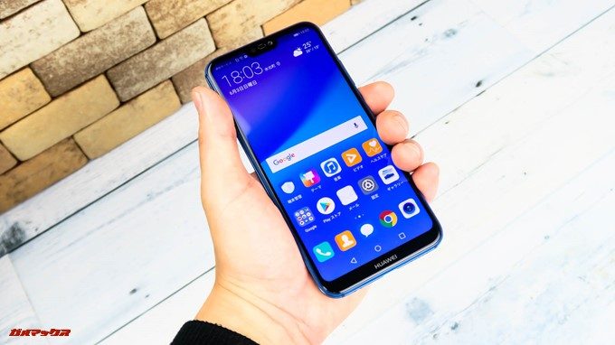 Huawei P20 liteは大画面ですが縦長ディスプレイなので横幅スリムで持ちやすいです。