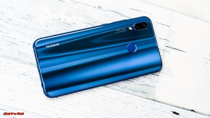 Huawei P20 liteの背面は光の当たり具合で表情を変える美しい背面でした。