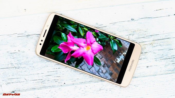 moto e5のディスプレイはHD+なので使い始めこそ画面が荒く感じるかも知れません。