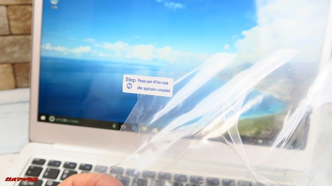 Teclast F7の保護フィルムを保護する薄いフィルムを剥がしたら保護フィルム本体まで剥がれてしまいました。