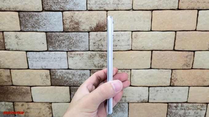 Xiaomi Mi Mix 2Sは8.1mmの厚さが有りますが、持った感じは薄く感じます。コレはラウンドエッジのデザインからくる恩恵でしょう。